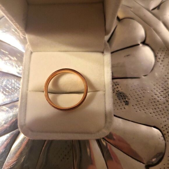 Rose gold blowin band ring NWT size 10 stainless steel ♥️ - Picture 2 of 5